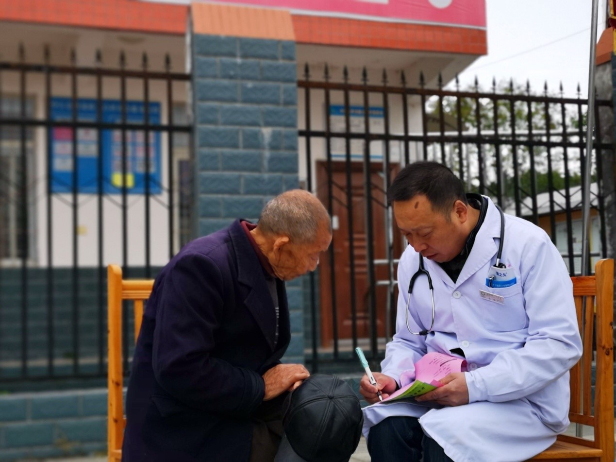 2018年11月7日，我院在回龙镇开展了送医下乡及建档立卡贫困户慢病鉴定活动.jpg