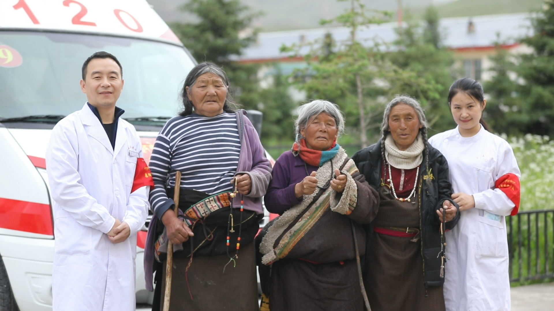 2018年6月25日，我院也派出骨干医护人员，参加德阳市“范天勇援藏医疗队，奔赴阿坝县和若尔盖县开展为期一周的巡回医疗服务活动。.jpg