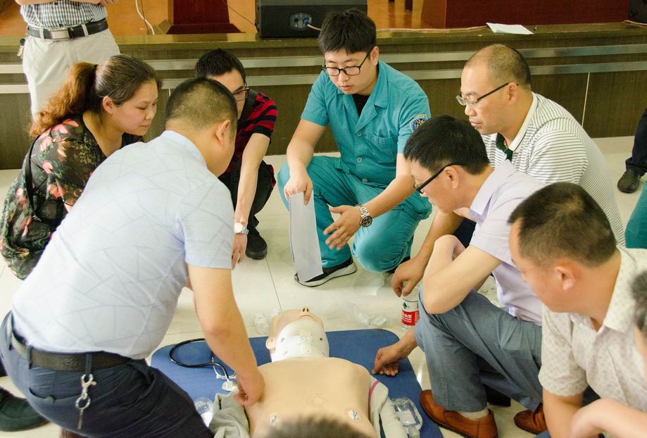 调整大小 2018.6.4我院开展基层医护人员院前急救知识培训.jpg