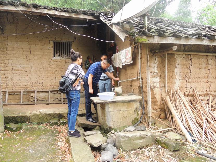 调整大小 2018.6.12精准扶贫走访（到农户家查看安全用水用电情况）.jpg