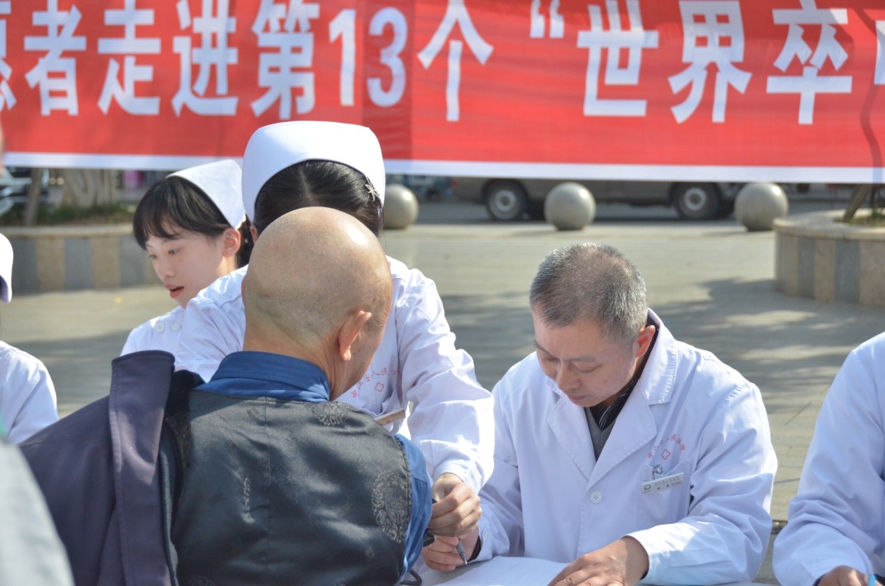 10月29日，我院神经内科组织开展了“红手环志愿者走进第13个世界卒中日健康科普活动3.jpg