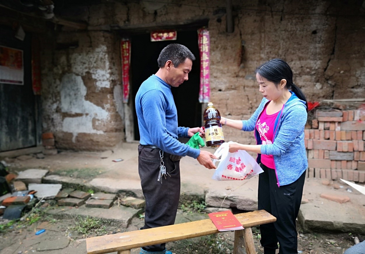 我院37名帮扶干部利用走访活动，为结对帮扶的回龙镇170户贫困户送去中秋慰问1.jpg