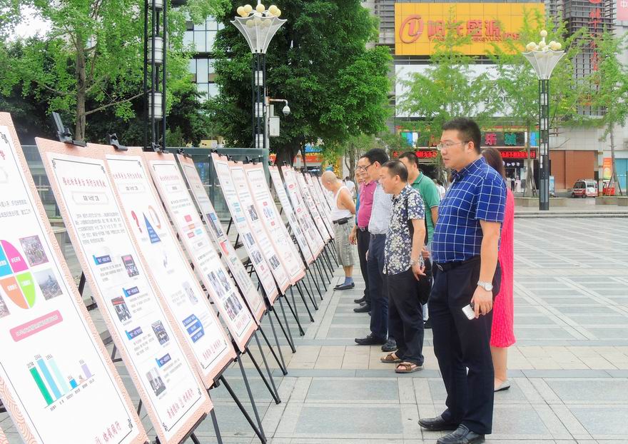 调整大小 2018.7.4我院组织干部参观廉政图片展5.jpg