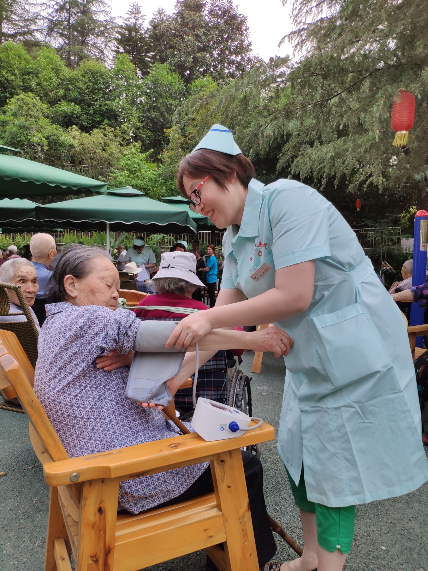 15.“关爱老人”义诊现场2.jpg