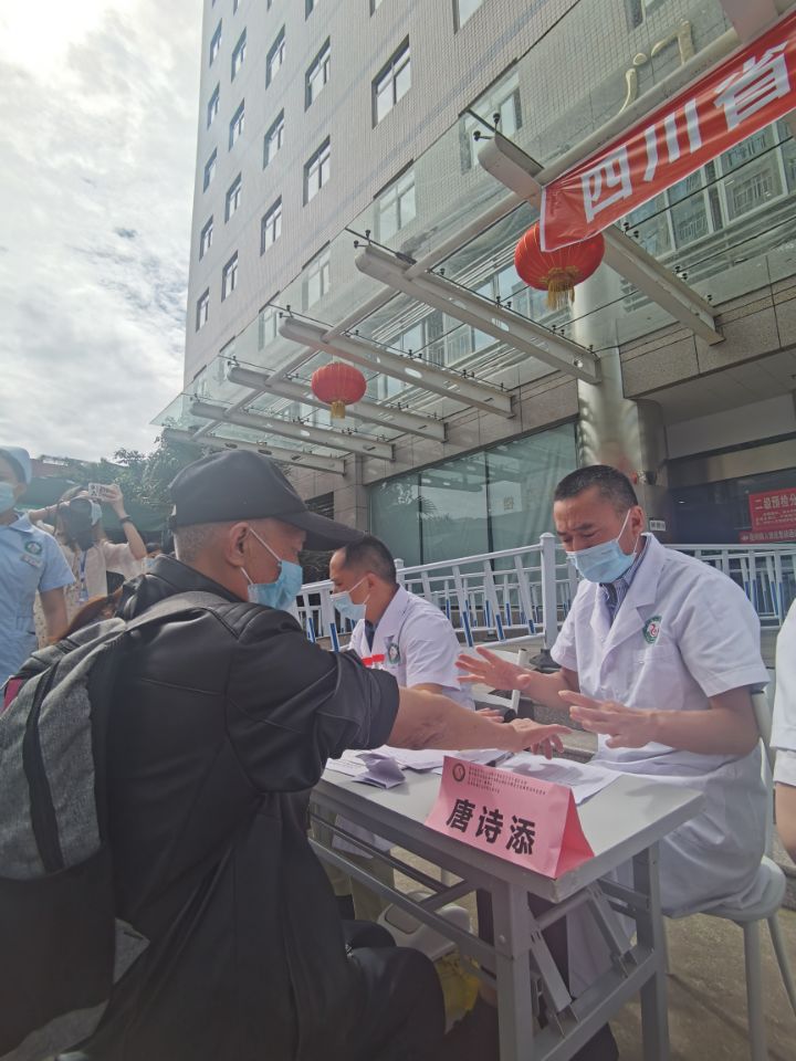 2021年5月16日，省医学会骨科专家到我院义诊1 (1).jpg