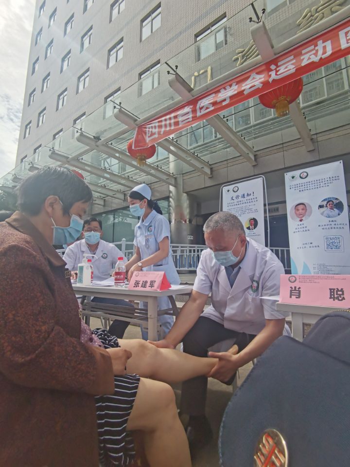 2021年5月16日，省医学会骨科专家到我院义诊1 (2).jpg